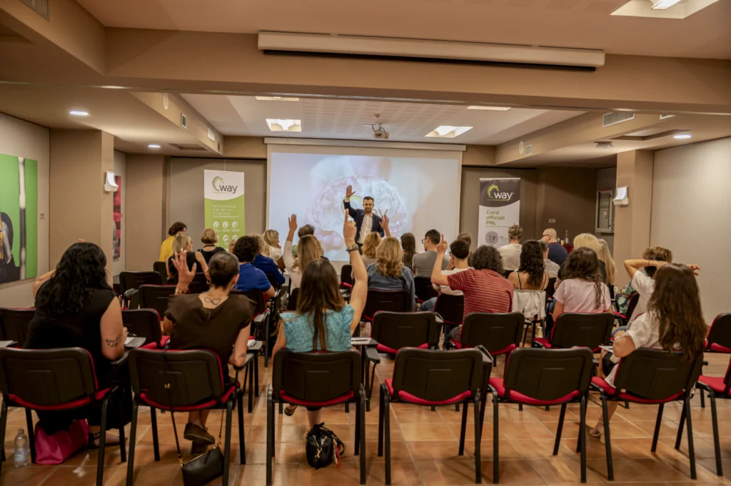 Matteo Rizzo in aula con un gruppo di partecipanti